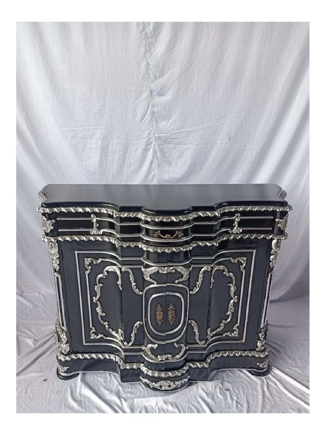Kunibert Antike konigliche Louis XIV. Louises Barock Rokoko Stilmobel Kommode Sideboard Kommodenschrank Sideboardschrank Farbe: schwarz mit Silber Breite 131cm